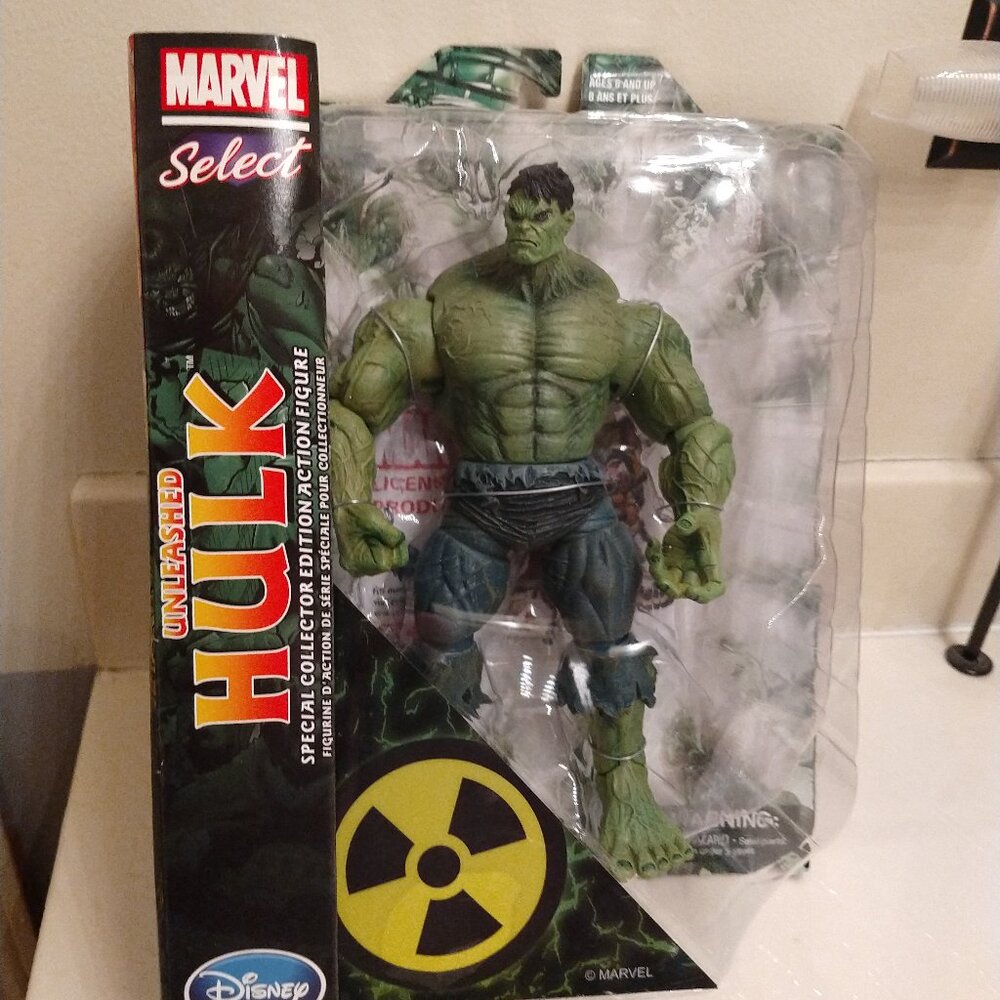 Diamond Select Toys Unleashed Hulk (Disney Store Exclusive)